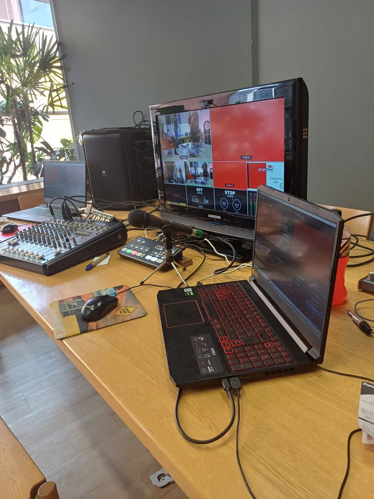 Equipo de producción de streaming en acción, con un master de control profesional para eventos empresariales. Garantizamos calidad en transmisiones en vivo desde cualquier lugar, incluyendo soporte técnico y personal experto en Medellín y alrededores